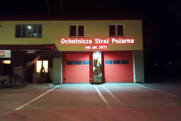 OSP Kleszczele usuwa powalone drzewo na drodze do Pogreb