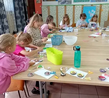 Kreatywne zakończenie wakacji w NOK Narew: dzieci stworzyły organizery z kartonowych tub