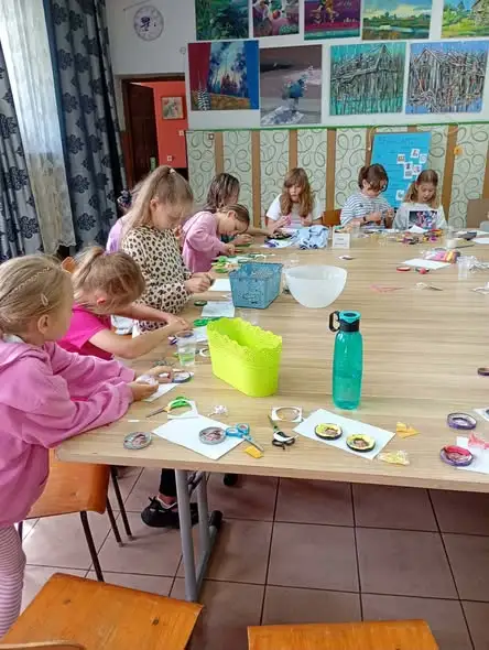 Kreatywne zakończenie wakacji w NOK Narew: dzieci stworzyły organizery z kartonowych tub