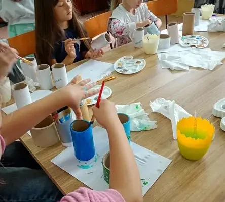 Wakacyjne zajęcia w NOK: dzieci tworzyły organizery z kartonowych tub