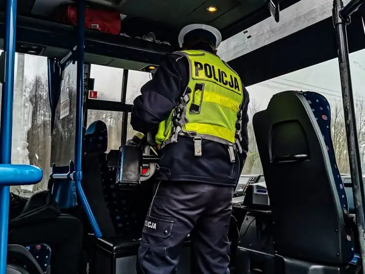 Policja kontroluje gimbusy: jeden kierowca pod wpływem alkoholu