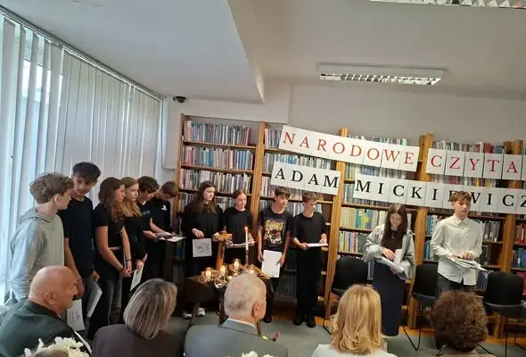Narodowe Czytanie w Hajnówce: uczniowie klasy 8b wcielili się w bohaterów „Dziadów”
