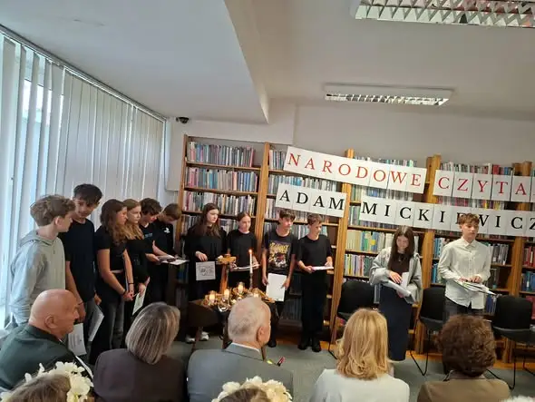 Narodowe Czytanie w Hajnówce: uczniowie klasy 8b wcielili się w bohaterów „Dziadów”