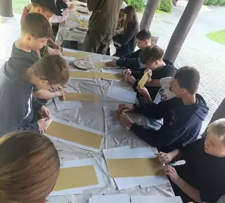 Leśna lekcja przyrody w Nadleśnictwie Browsk – wiedza, świece i gra terenowa
