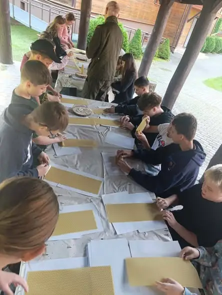 Leśna lekcja przyrody w Nadleśnictwie Browsk – wiedza, świece i gra terenowa