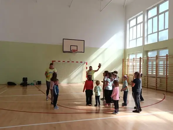 Próbne zajęcia taneczne „Rozwiń Skrzydła Wingee” w szkole w Gminie Dubicze Cerkiewne