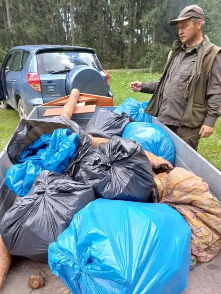 Sprzątanie lasu przy Leśniczówce Czechy Orlańskie – wspólna akcja zakończona ogniskiem