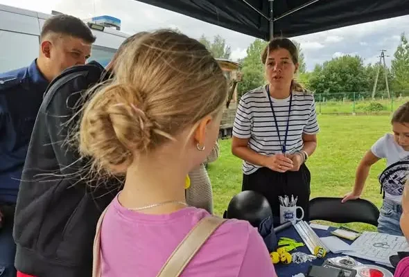 Policjanci na VIII Pikniku Leśnym w Hajnówce – rozmowy o bezpieczeństwie