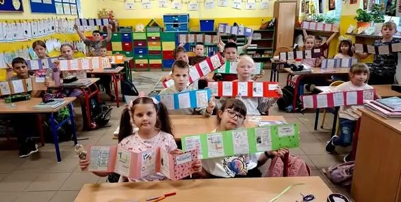 Uczniowie klas 3a i 3b tworzą Leporello na podstawie lektury „Asiunia”