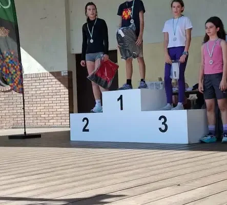Uczniowie z Hajnówki na starcie biegu ulicznego – sportowe emocje i sukcesy