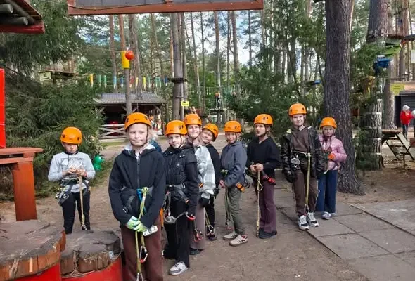 Uczniowie z Hajnówki zdobyli park linowy Doktorce – dzień pełen adrenaliny i integracji