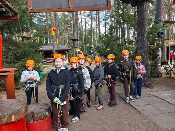 Uczniowie z Hajnówki zdobyli park linowy Doktorce – dzień pełen adrenaliny i integracji