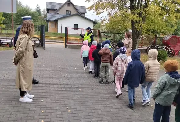 Policjanci uczą najmłodszych, jak bezpiecznie dotrzeć do szkoły