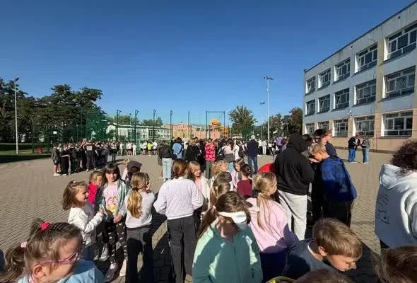 Próbna ewakuacja w szkole w Hajnówce z udziałem strażaków