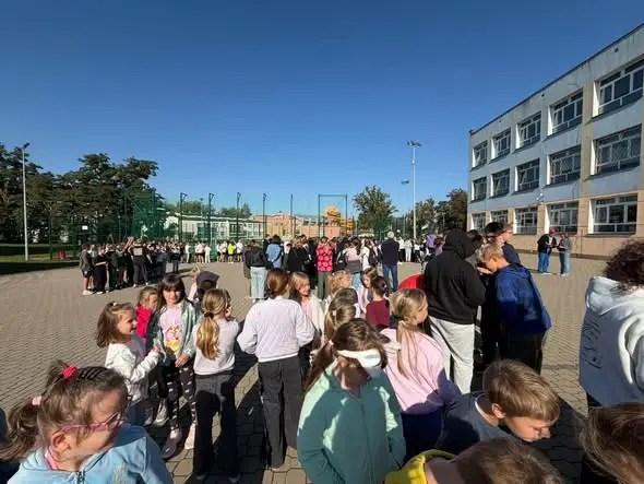 Próbna ewakuacja w szkole w Hajnówce z udziałem strażaków