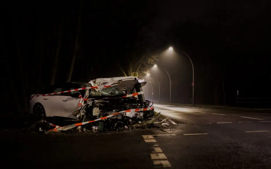 Nocna jazda BMW po Hajnówce zakończona dachowaniem. 18-latek miał ponad promil alkoholu