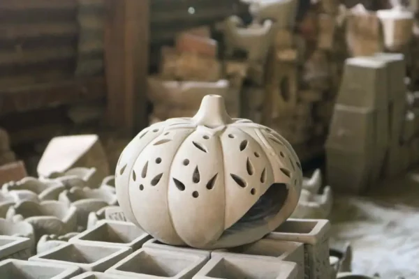 Ceramiczne dynie z Piwnicy Artystycznej – relacja z warsztatów rzeźbiarskich