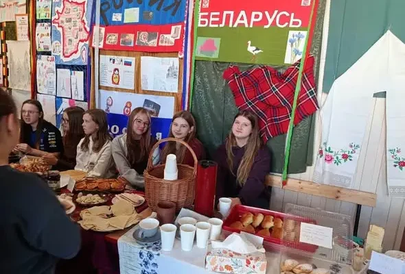 Europejski Dzień Języków Obcych w Jedynce w Hajnówce – wystawa, degustacja i podróż przez kultury