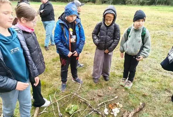 Jesień w Puszczy: uczniowie z Hajnówki odkrywali las w Nadleśnictwie Browsk