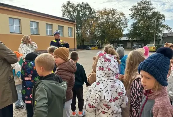 Policjanci z Hajnówki uczyli pierwszaków zasad bezpieczeństwa na drodze