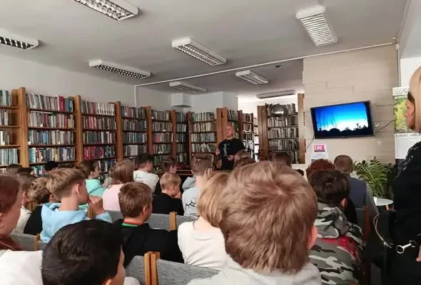 Hajnówka: Młodzież spotkała się z podróżnikiem Robertem Gondkiem w bibliotece