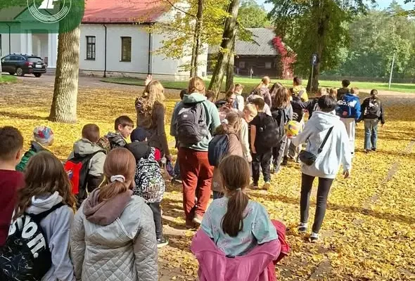 Dzieci i młodzież z zespołu „Suniczki” odwiedziły Ośrodek Edukacji Leśnej „Jagiellońskie”