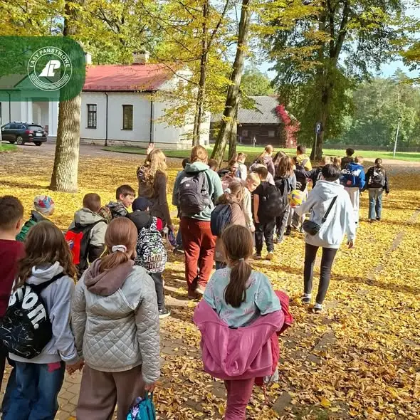 Dzieci i młodzież z zespołu „Suniczki” odwiedziły Ośrodek Edukacji Leśnej „Jagiellońskie”