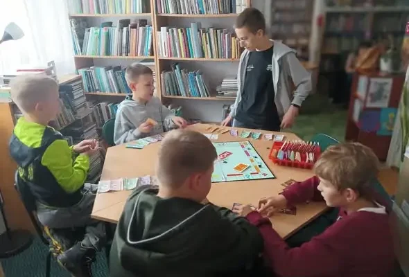 Dzień Gier Planszowych w Gminnej Bibliotece Publicznej – uczniowie klas IV–VII na wspólnej zabawie