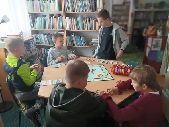 Dzień Gier Planszowych w Gminnej Bibliotece Publicznej – uczniowie klas IV–VII na wspólnej zabawie