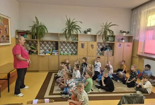 Pierwszaki poznały zawód pielęgniarki – spotkanie z Panią Anną Simończuk