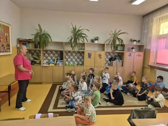 Pierwszaki poznały zawód pielęgniarki – spotkanie z Panią Anną Simończuk