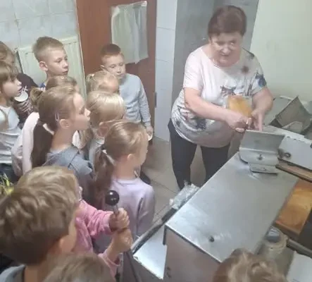 Dzień Chleba w Piekarni Podolszyńscy – uczniowie klasy 1 poznali tajniki piekarskiego rzemiosła