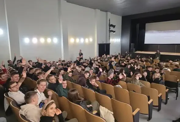 Uczniowie Technikum w Białowieży obejrzeli „Lalkę” w kinie