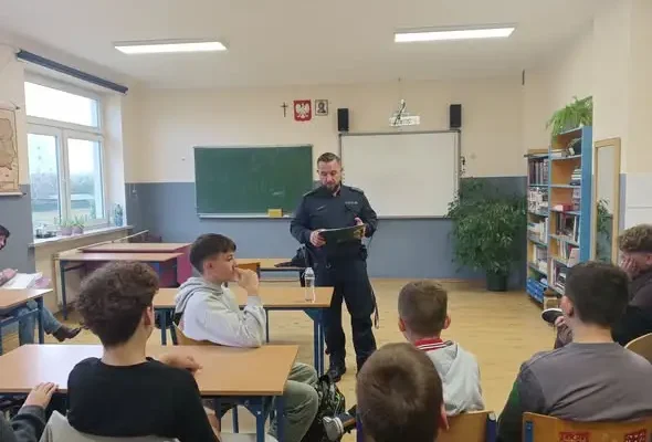Bezpieczeństwo w szkole: spotkania uczniów z policjantem z Hajnówki