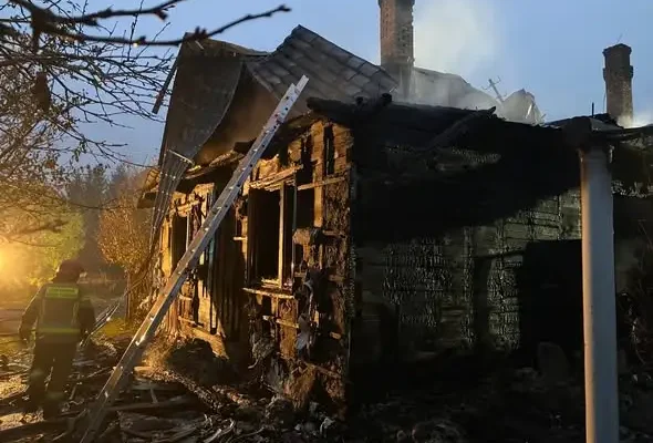 Pożar bliźniaka w Minkówce. Strażacy walczyli z ogniem ponad 4 godziny
