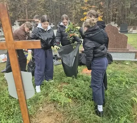 Harcerze porządkowali groby i miejsca pamięci w gminie Narew