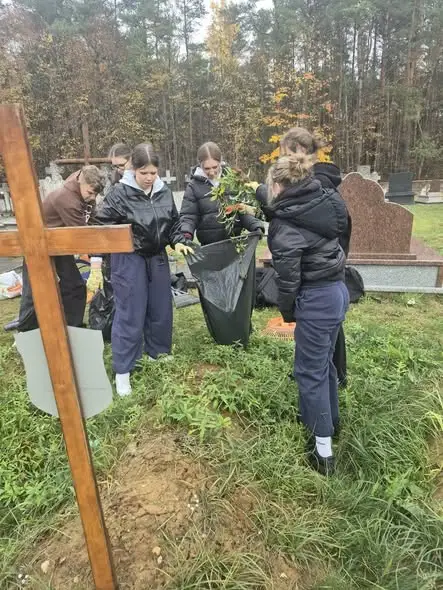 Harcerze porządkowali groby i miejsca pamięci w gminie Narew